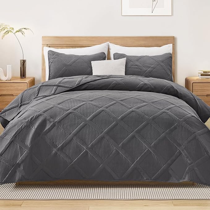 Exclusivo Mezcla Quilt King Size, Modern Striped Pattern, Lightweight Bedding by ExclusivoMezcla