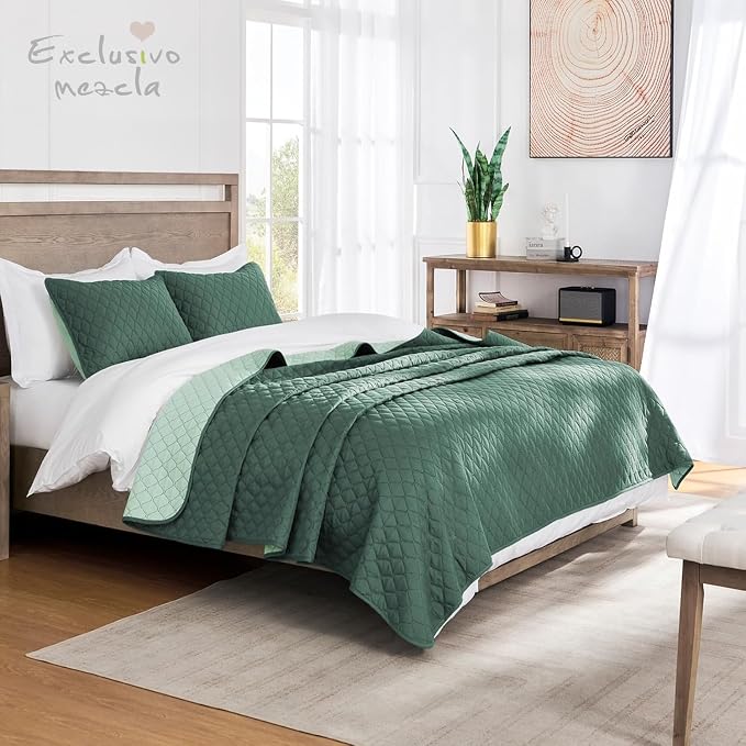 Exclusivo Mezcla Reversible Twin Quilt Bedding Set, Dark Green | Lightweight - Image 2