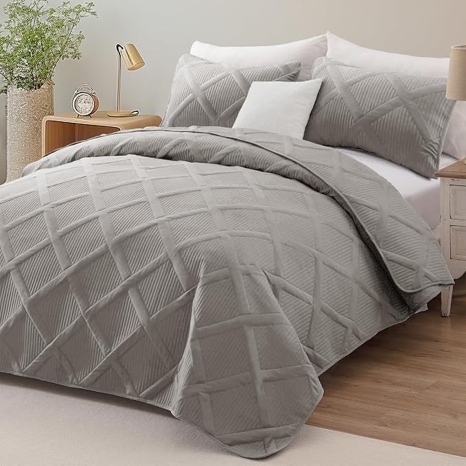 Exclusivo Mezcla California King Size Quilt, Light Grey | Soft Bedspreads - Image 2