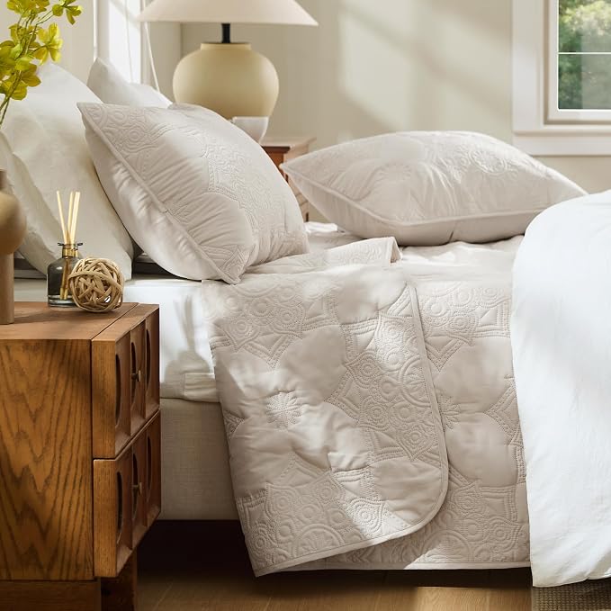 Bedsure Quilts Queen Size Bedspread, Lightweight Comforter, Farmhouse Floral - Image 4