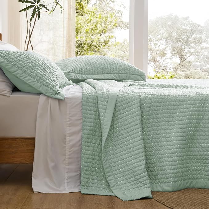 Bedsure Twin Quilt, Lightweight Soft Striped Comforter Bedding Set, All-Season - Image 2