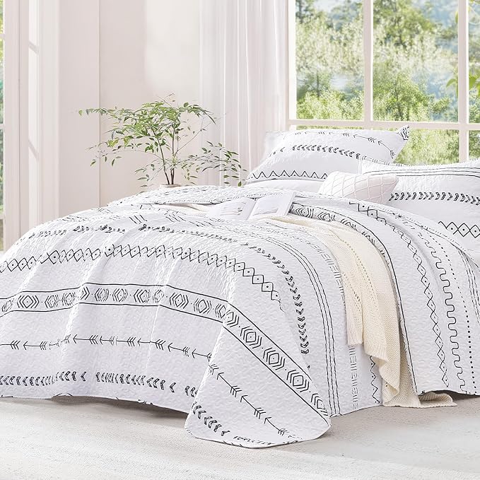 White Quilts Queen Size by Andency