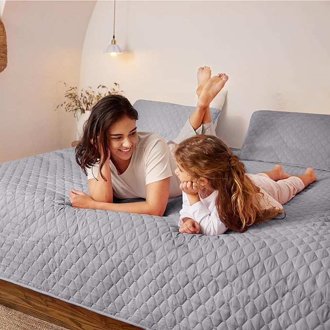 Exclusivo Mezcla Reversible Twin Quilt Bedding Set, Light Grey | Lightweight - Image 3