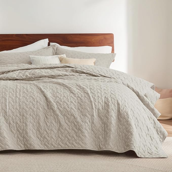 Bedsure Twin Size Quilt, Lightweight Comforter Set, Light Beige Bedspread | by Unknown