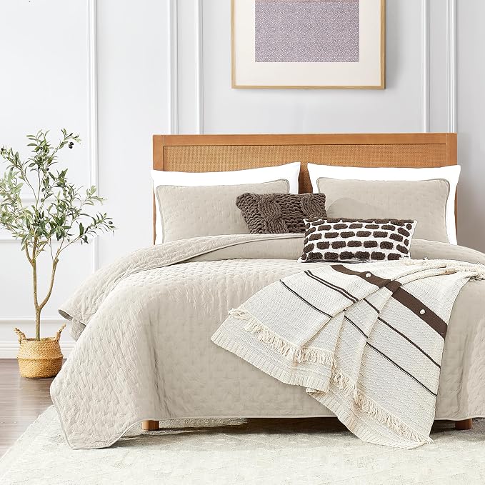 ROARINGWILD Beige King Size Quilt Bedding Set by ROARINGWILD
