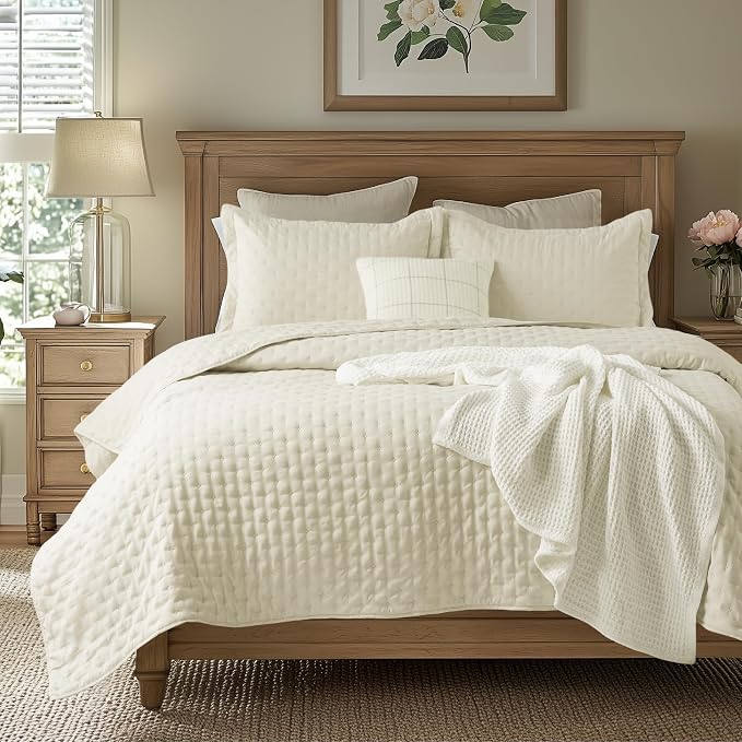 Bedsure King Size Quilt Bedspread, Lightweight Comforter, Ivory Coverlet | by Unknown