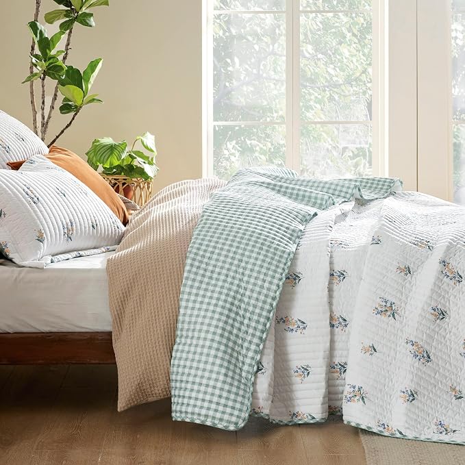 Bedsure Floral Twin Quilt, Reversible Botanical Floral Comforter, Twin XL | - Image 3