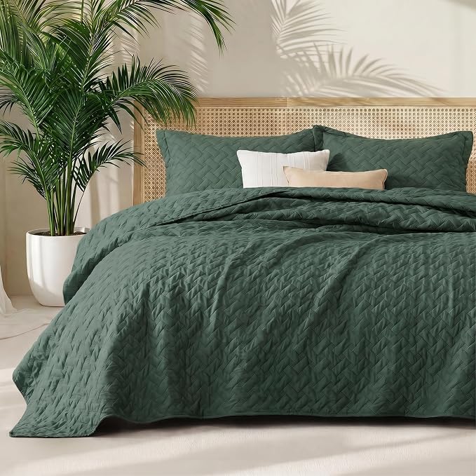 Bedsure Twin Size Quilt, Lightweight Comforter Set, Dark Green Bedspread | by Unknown